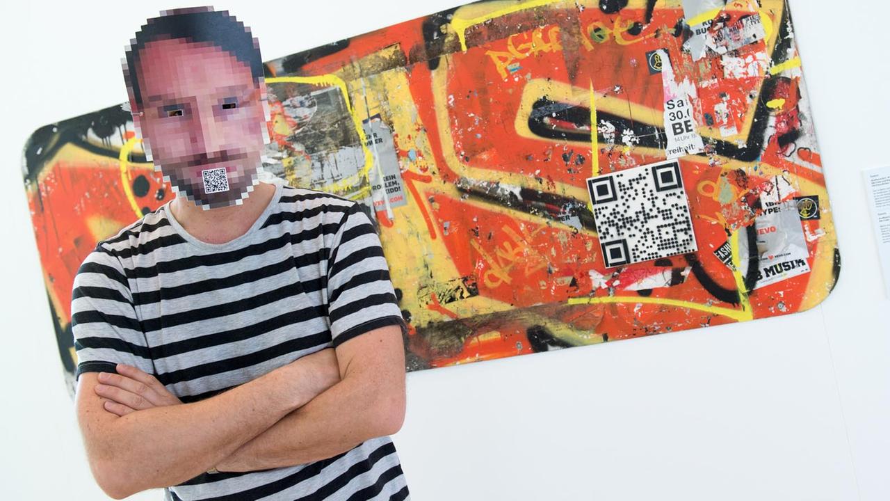 Der Berliner Sprayer Sweza am 21.04.2015 im Museum für Angewandte Kunst in Frankfurt am Main vor einem seiner Werke. Der Berliner Sprayer Sweza am 21.04.2015 im Museum für Angewandte Kunst in Frankfurt am Main vor einem seiner Werke.