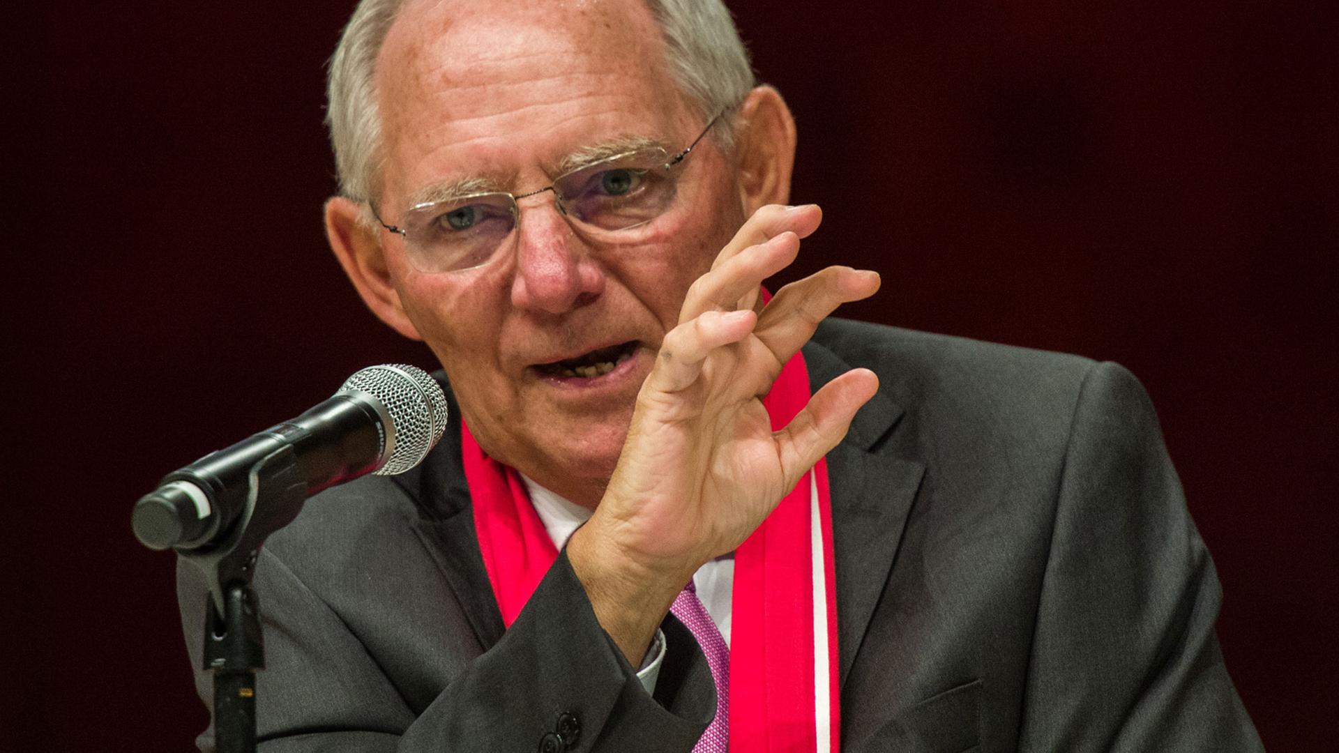 Bundesfinanzminister Wolfgang Schäuble (CDU) spricht spricht am 04.06.2015 bei einer Veranstaltung im Programm des deutschen evangelischen Kirchentags in Stuttgart in ein Mikrofon. Bundesfinanzminister Wolfgang Schäuble (CDU) spricht spricht am 04.06.2015 bei einer Veranstaltung im Programm des deutschen evangelischen Kirchentags in Stuttgart in ein Mikrofon.