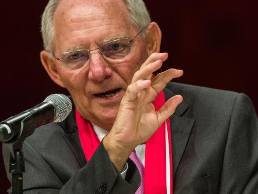 Bundesfinanzminister Wolfgang Schäuble (CDU) spricht spricht am 04.06.2015 bei einer Veranstaltung im Programm des deutschen evangelischen Kirchentags in Stuttgart in ein Mikrofon.