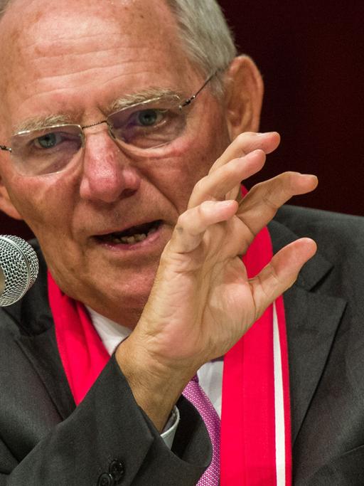 Bundesfinanzminister Wolfgang Schäuble (CDU) spricht spricht am 04.06.2015 bei einer Veranstaltung im Programm des deutschen evangelischen Kirchentags in Stuttgart in ein Mikrofon.