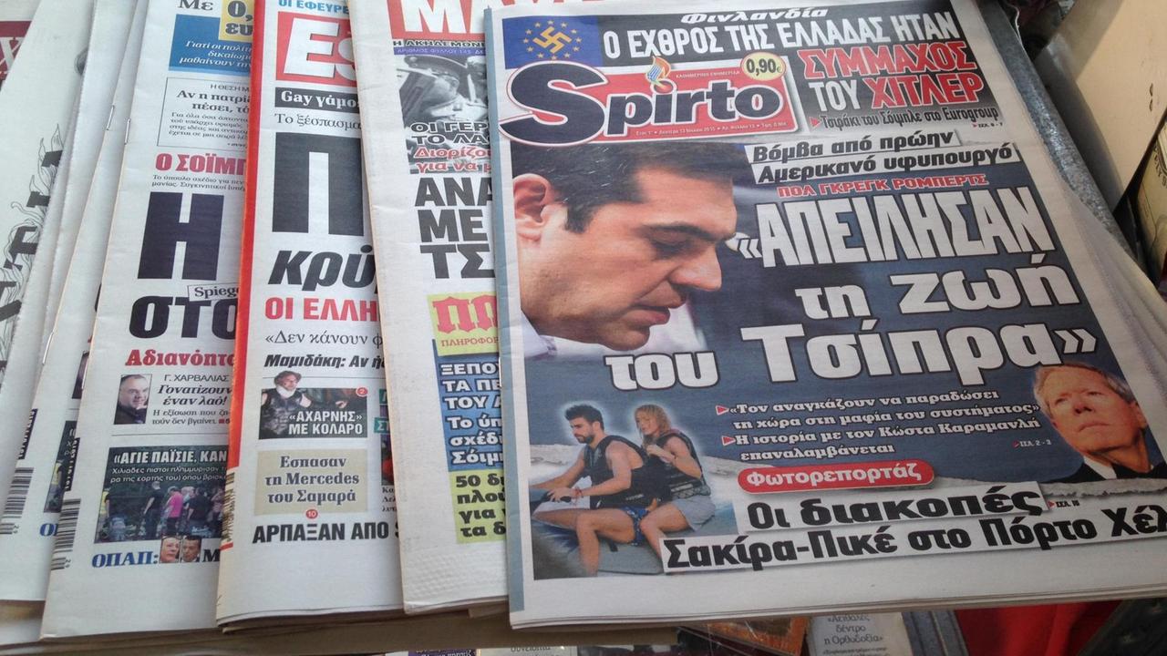 Griechische Zeitungen mit Alexis Tsipras auf der Titelseite Griechische Zeitungen mit Alexis Tsipras auf der Titelseite