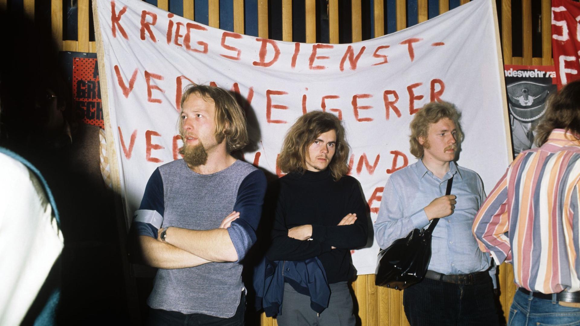 Teilnehmer einer Kundgebung von Kriegsdienstverweigerern 1974 in der Beethovenhalle in Bonn. Teilnehmer einer Kundgebung von Kriegsdienstverweigerern 1974 in der Beethovenhalle in Bonn.