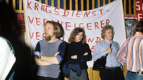 Teilnehmer einer Kundgebung von Kriegsdienstverweigerern 1974 in der Beethovenhalle in Bonn.