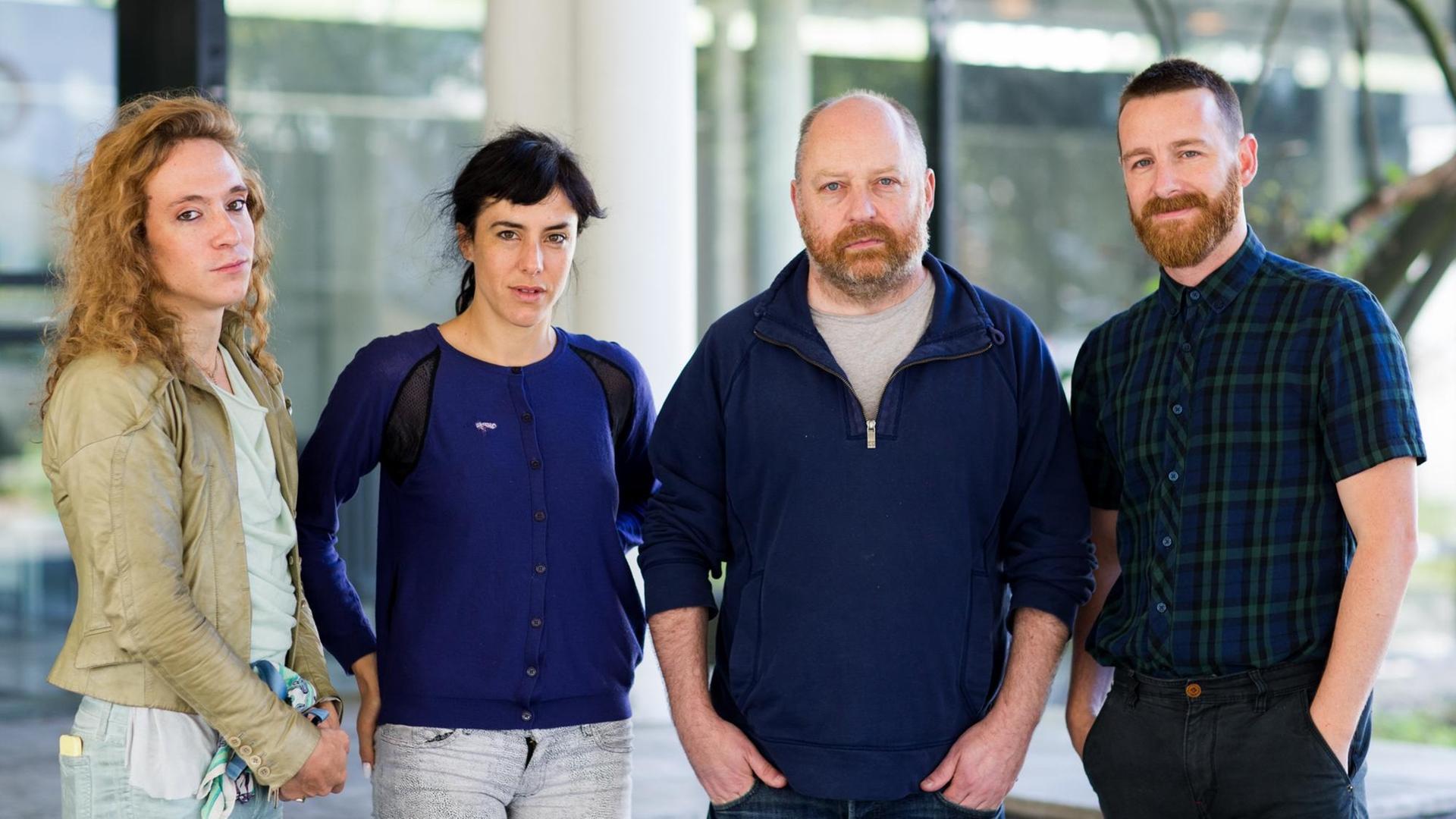 Das argentinisch-französische Gastchoreographen-Duo Francois Chaignaud (l) und Cecilia Bengolea (2.v.l.) sowie der britische Regisseur, Schriftsteller und Gastchoreograph Tim Etchells und der britische Gastchoreograph Theo Clinkard (r) posieren am 09.09.2015 bei der Vorstellung der Pläne für die Uraufführung in Wuppertal (Nordrhein-Westfalen). Das weltberühmte Tanztheater Pina Bausch wagt den Neuanfang. Am 18. September bringen die Tänzer erstmals neue Stücke auf die Bühne. Das argentinisch-französische Gastchoreographen-Duo Francois Chaignaud (l) und Cecilia Bengolea (2.v.l.) sowie der britische Regisseur, Schriftsteller und Gastchoreograph Tim Etchells und der britische Gastchoreograph Theo Clinkard (r) posieren am 09.09.2015 bei der Vorstellung der Pläne für die Uraufführung in Wuppertal (Nordrhein-Westfalen). Das weltberühmte Tanztheater Pina Bausch wagt den Neuanfang. Am 18. September bringen die Tänzer erstmals neue Stücke auf die Bühne.