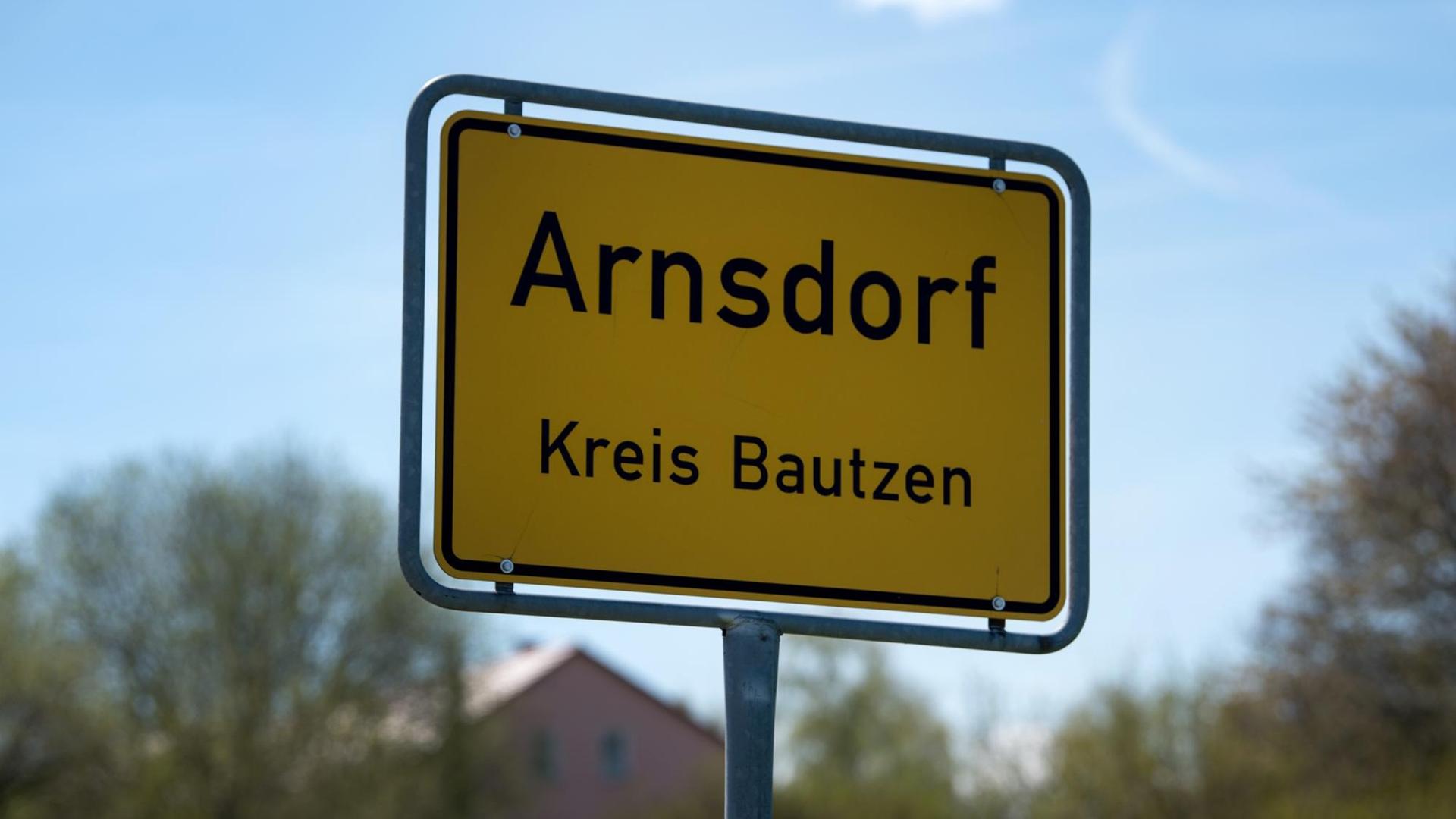 Ein Ortseingangsschild von Arnsdorf (Sachsen)
