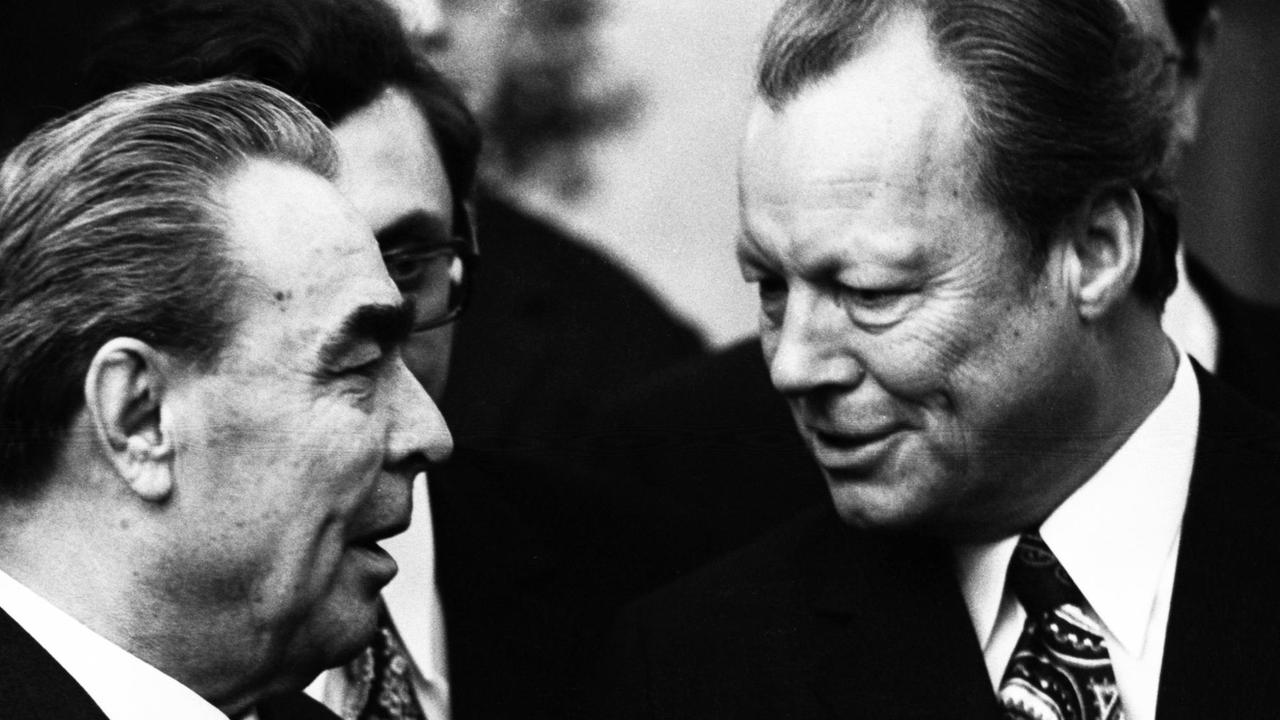 Der sowjetische Generalsekretär Leonid Breschnew (l) und Bundeskanzler Willy Brandt im Gespräch Der sowjetische Generalsekretär Leonid Breschnew (l) und Bundeskanzler Willy Brandt im Gespräch