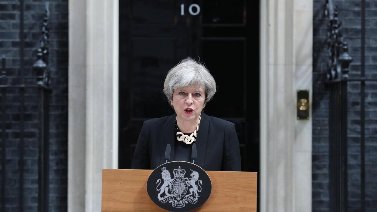 Die britische Premierministerin Theresa May äußert sich zum Anschlag in London. Die britische Premierministerin Theresa May äußert sich zum Anschlag in London.