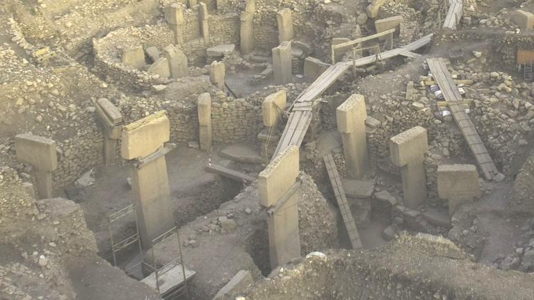 Die monumentalen T-Pfeiler des Göbekli Tepe Die monumentalen T-Pfeiler des Göbekli Tepe