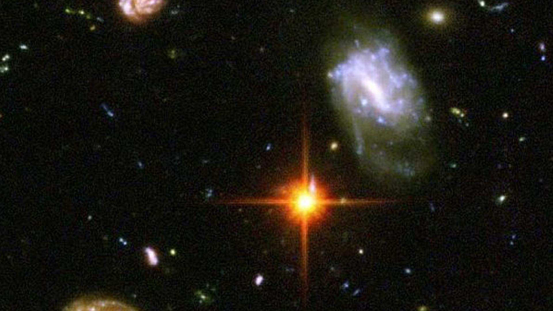 Eine neue Aufnahme des Weltraumteleskops "Hubble", die am 9.3.2004 veröffentlicht wurde. Sie zeigt etwa 10000 Galaxien, einige von ihnen in chaotisch wirkender Formgestaltung. Die Aufnahme erfasst nur einen äußerst kleinen Teil des Himmels unterhalb des Sternbilds Orion, bezeichnet als "Hubble Ultra Deep Field" (HUDF). Eine neue Aufnahme des Weltraumteleskops "Hubble", die am 9.3.2004 veröffentlicht wurde. Sie zeigt etwa 10000 Galaxien, einige von ihnen in chaotisch wirkender Formgestaltung. Die Aufnahme erfasst nur einen äußerst kleinen Teil des Himmels unterhalb des Sternbilds Orion, bezeichnet als "Hubble Ultra Deep Field" (HUDF).