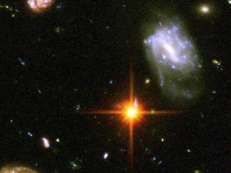 Eine neue Aufnahme des Weltraumteleskops "Hubble", die am 9.3.2004 veröffentlicht wurde. Sie zeigt etwa 10000 Galaxien, einige von ihnen in chaotisch wirkender Formgestaltung. Die Aufnahme erfasst nur einen äußerst kleinen Teil des Himmels unterhalb des Sternbilds Orion, bezeichnet als "Hubble Ultra Deep Field" (HUDF).