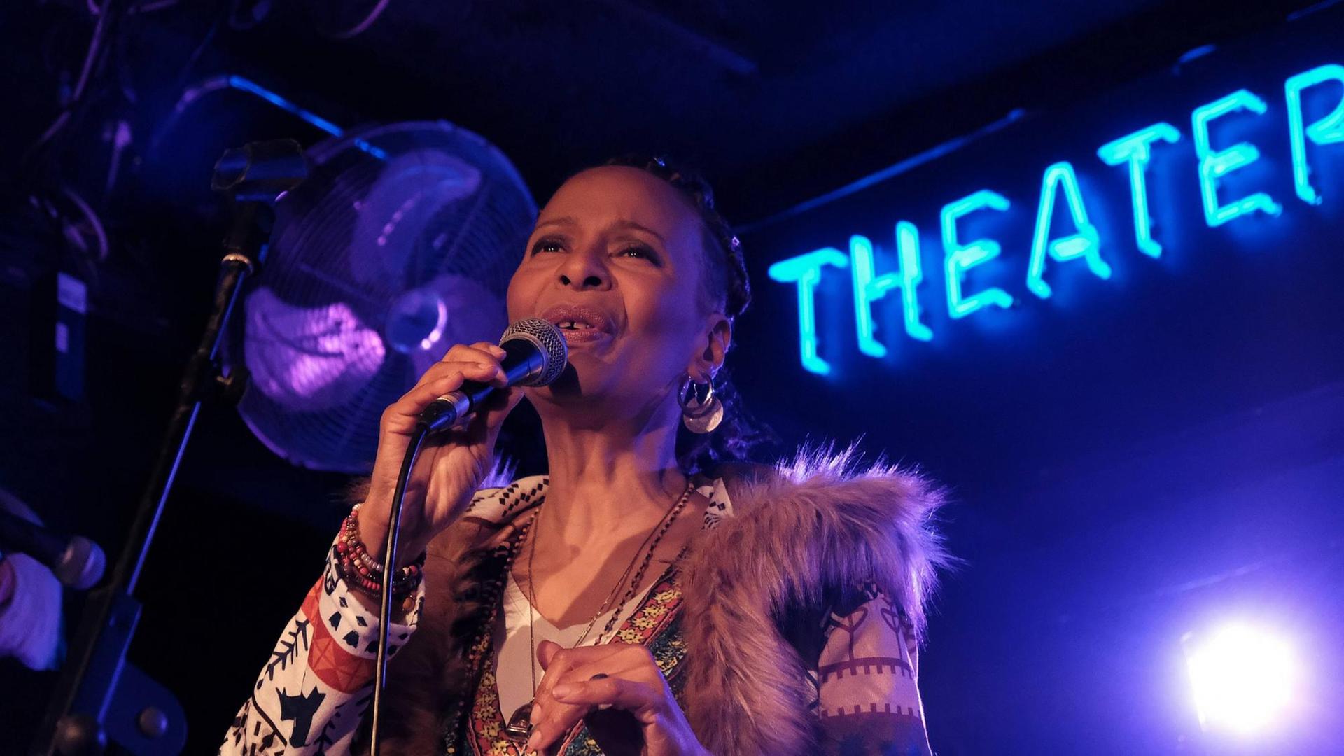 Die US-amerikanische Jazz- und Opernsängerin Jocelyn B. Smith bei der 19. BluesWoche, Kassel, 2019 Die US-amerikanische Jazz- und Opernsängerin Jocelyn B. Smith bei der 19. BluesWoche, Kassel, 2019