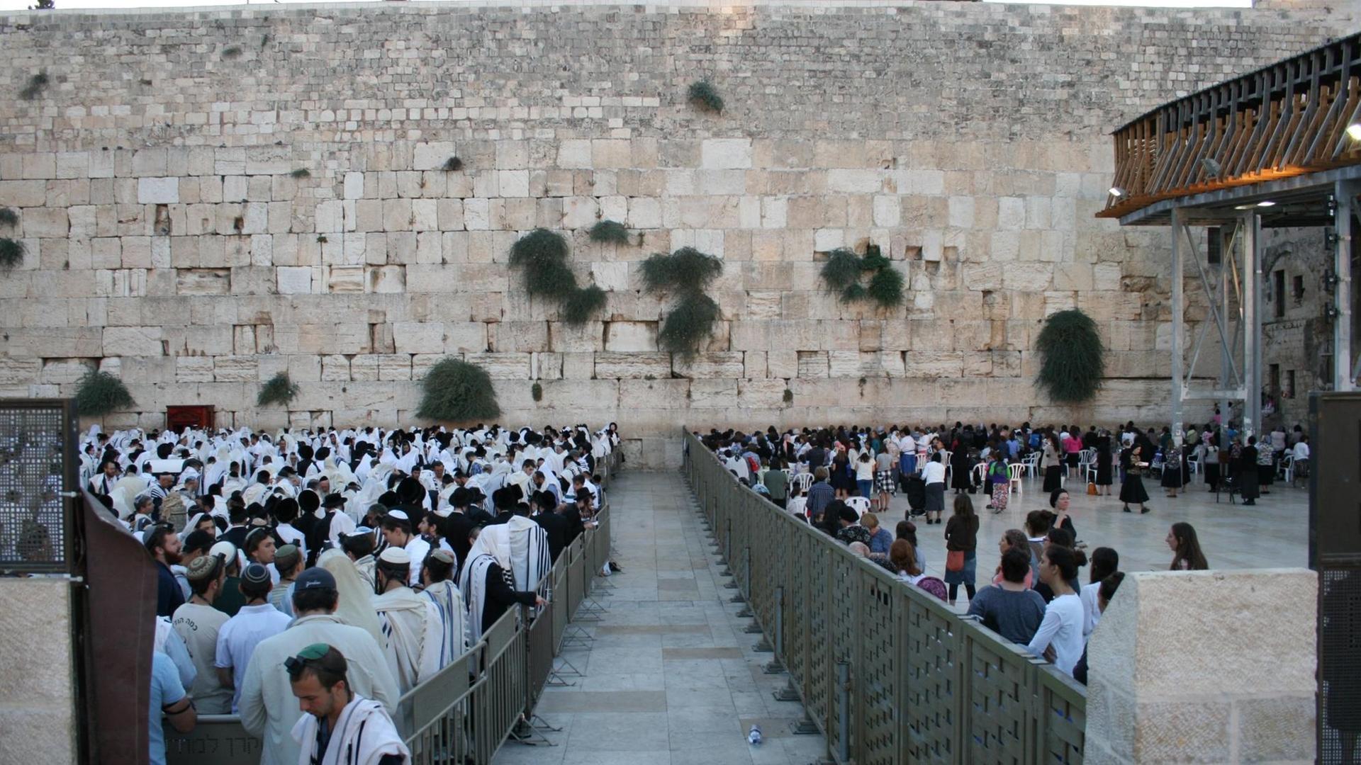 Frauen und Männer beten am 05.08.2016 getrennt nach Geschlechtern an der Klagemauer in Jerusalem. Sie ist die heiligste Stätte für Juden in der ganzen Welt. Frauen und Männer beten am 05.08.2016 getrennt nach Geschlechtern an der Klagemauer in Jerusalem. Sie ist die heiligste Stätte für Juden in der ganzen Welt.