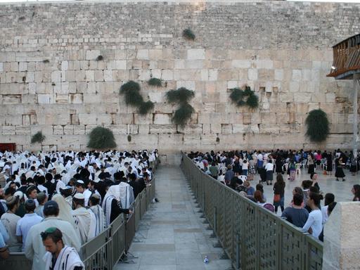 Frauen und Männer beten am 05.08.2016 getrennt nach Geschlechtern an der Klagemauer in Jerusalem. Sie ist die heiligste Stätte für Juden in der ganzen Welt.