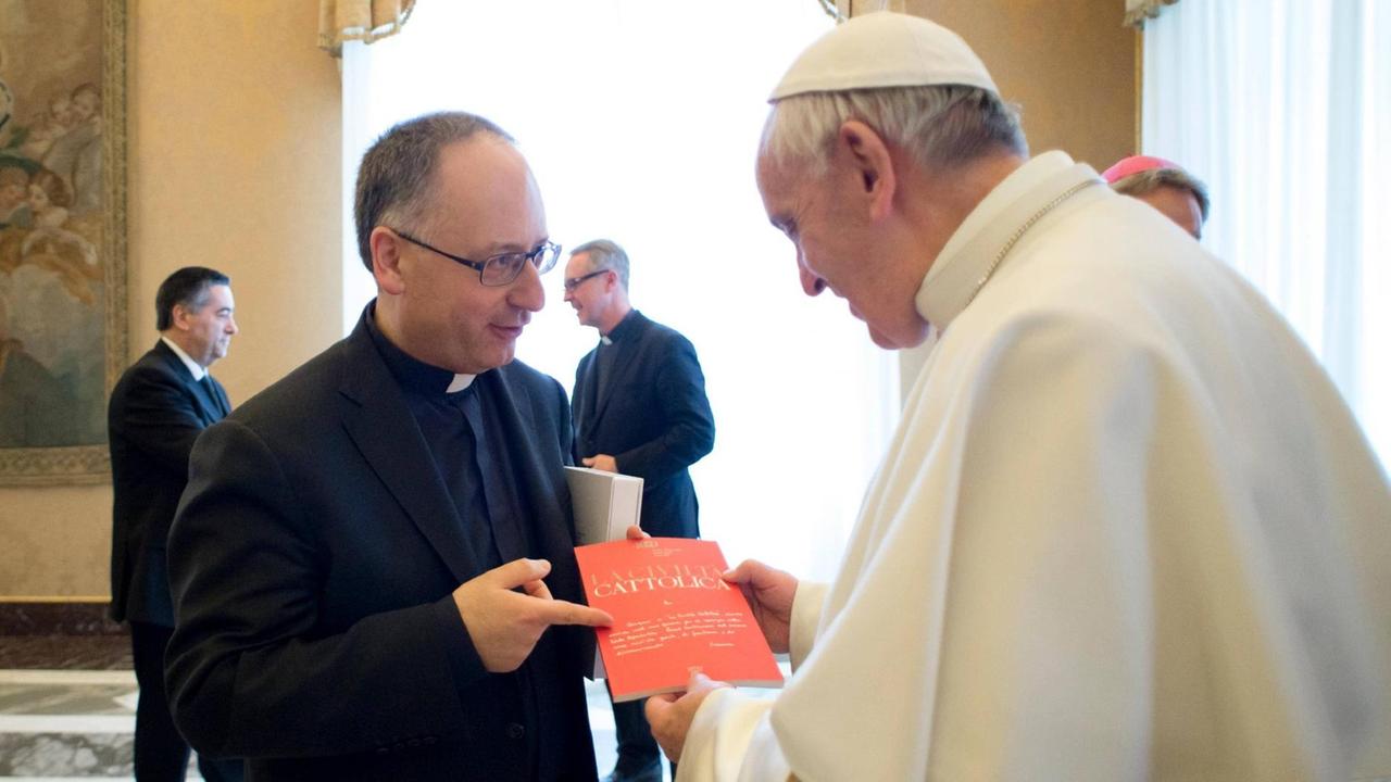 Der Theologe und Journalist Antonio Spadaro überreicht Papst Franziskus eine Ausgabe der Jesuitenzeitschrift "Civiltà Cattolica". Die Zeitschrift wird zunehmend als Sprachrohr des Papstes verstanden. Der Theologe und Journalist Antonio Spadaro überreicht Papst Franziskus eine Ausgabe der Jesuitenzeitschrift "Civiltà Cattolica". Die Zeitschrift wird zunehmend als Sprachrohr des Papstes verstanden.