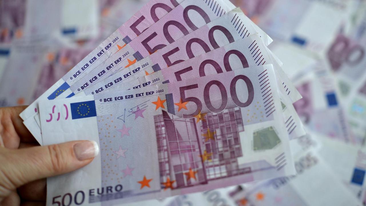 Eine Hand hält mehrere 500-Euro-Scheine. Eine Hand hält mehrere 500-Euro-Scheine.
