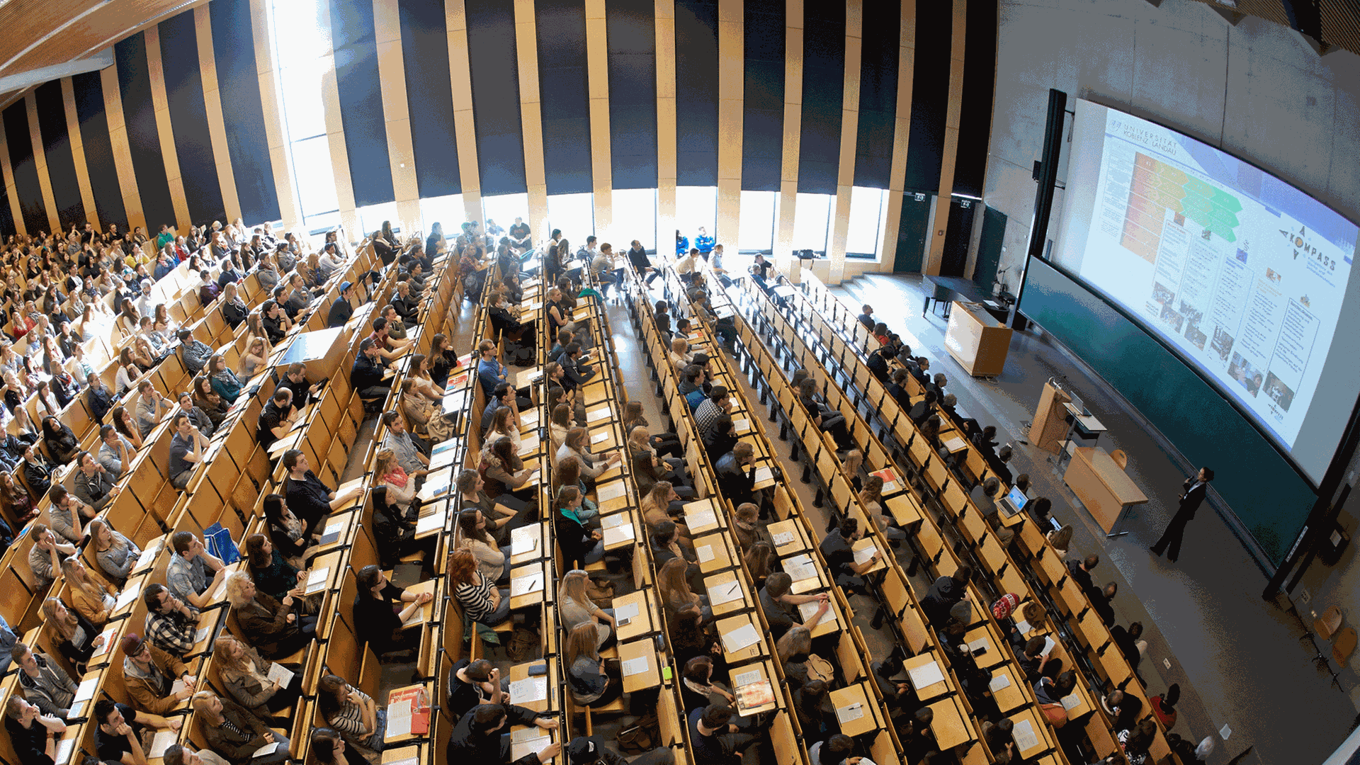 793 Studenten sitzen am 10.04.2014 bei der Erstsemesterbegrüßung am Campus Koblenz der Universität Koblenz-Landau in Koblenz-Rheinland-Pfalz im großen Hörsaal. 