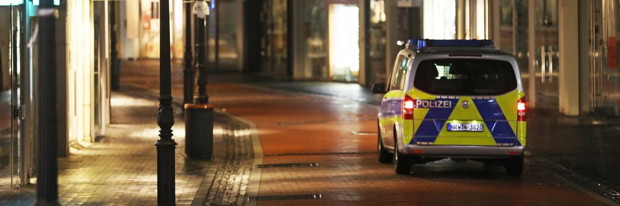 Eine Polizeistreife fährt durch die Innenstadt von Bonn. Eine Polizeistreife fährt durch die Innenstadt von Bonn.