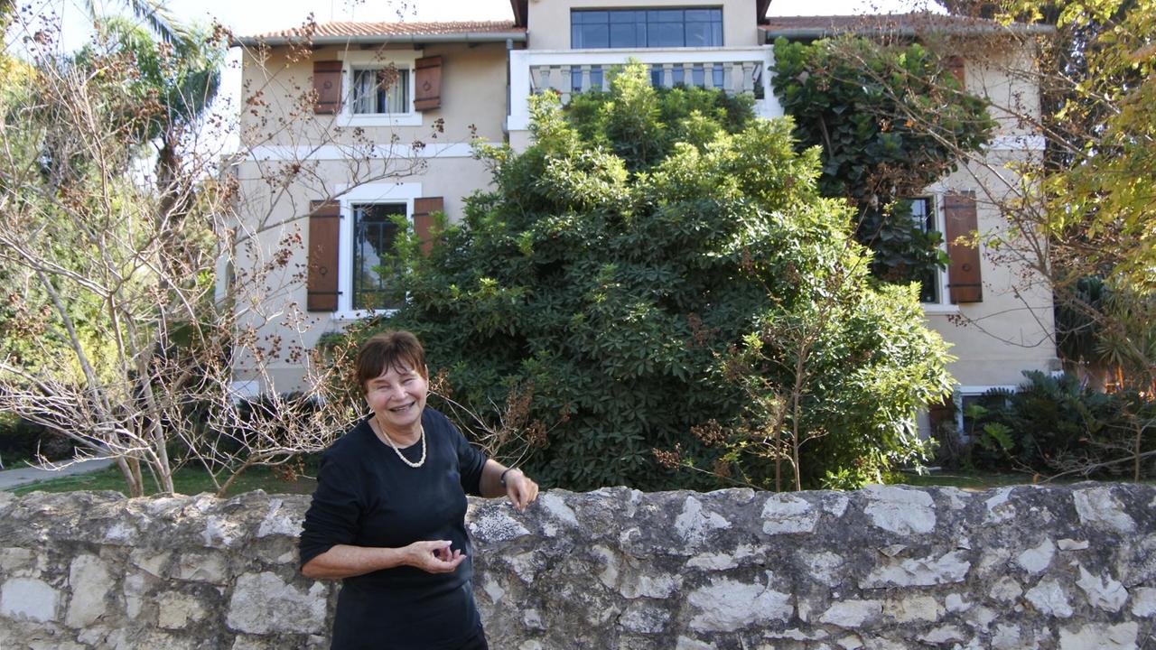 Die pensionierte Agronomin Ruth Danon in “Wilhelma” bei TelAviv vor ihrem Haus, das von Templern erbaut wurde. Die pensionierte Agronomin Ruth Danon in “Wilhelma” bei TelAviv vor ihrem Haus, das von Templern erbaut wurde.