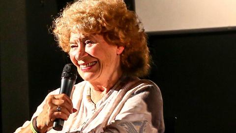 Die britische Folksängerin Shirley Collins mit einem Mikrofon in der Hand bei einem Konzert in der Berliner Kulturbrauerei.