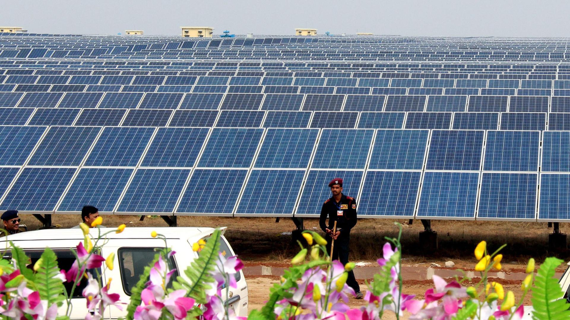 Im Vordergrund ist das solarthermische Kraftwerk Nevada Solar One zu sehen, ein Kraftwerk vom Rinnentyp. Im Vordergrund ist das solarthermische Kraftwerk Nevada Solar One zu sehen, ein Kraftwerk vom Rinnentyp.