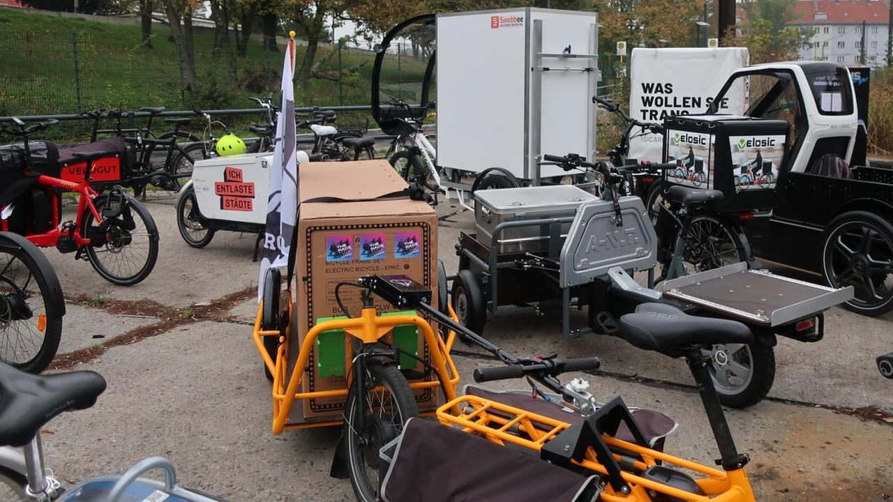 Lastenräder stehen dicht an dicht auf einem Parkplatz. Lastenräder stehen dicht an dicht auf einem Parkplatz.