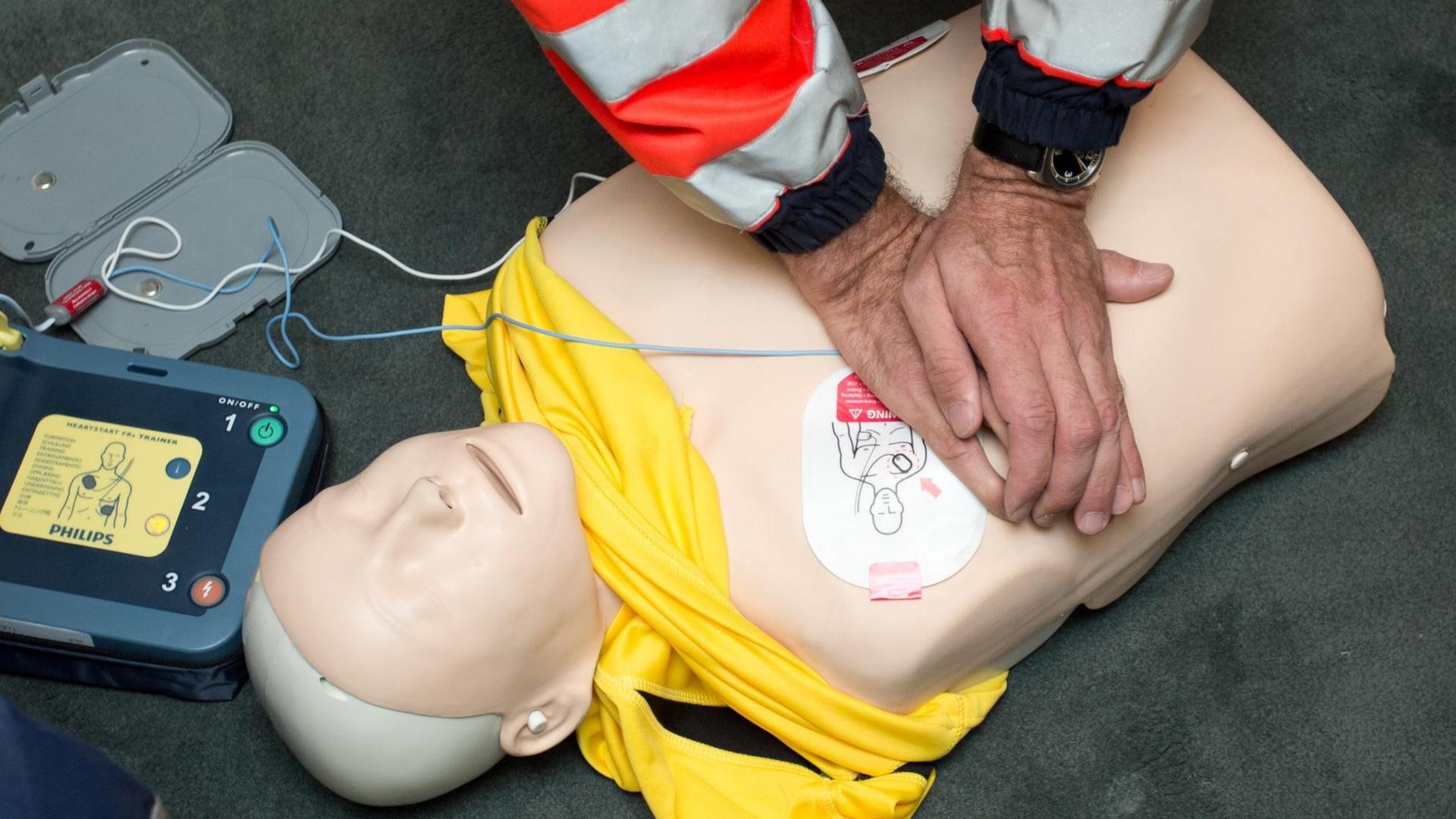 Ein Rettungssanitäter der Berliner Feuerwehr demonstriert eine Herzdruckmassage. Ein Rettungssanitäter der Berliner Feuerwehr demonstriert eine Herzdruckmassage.
