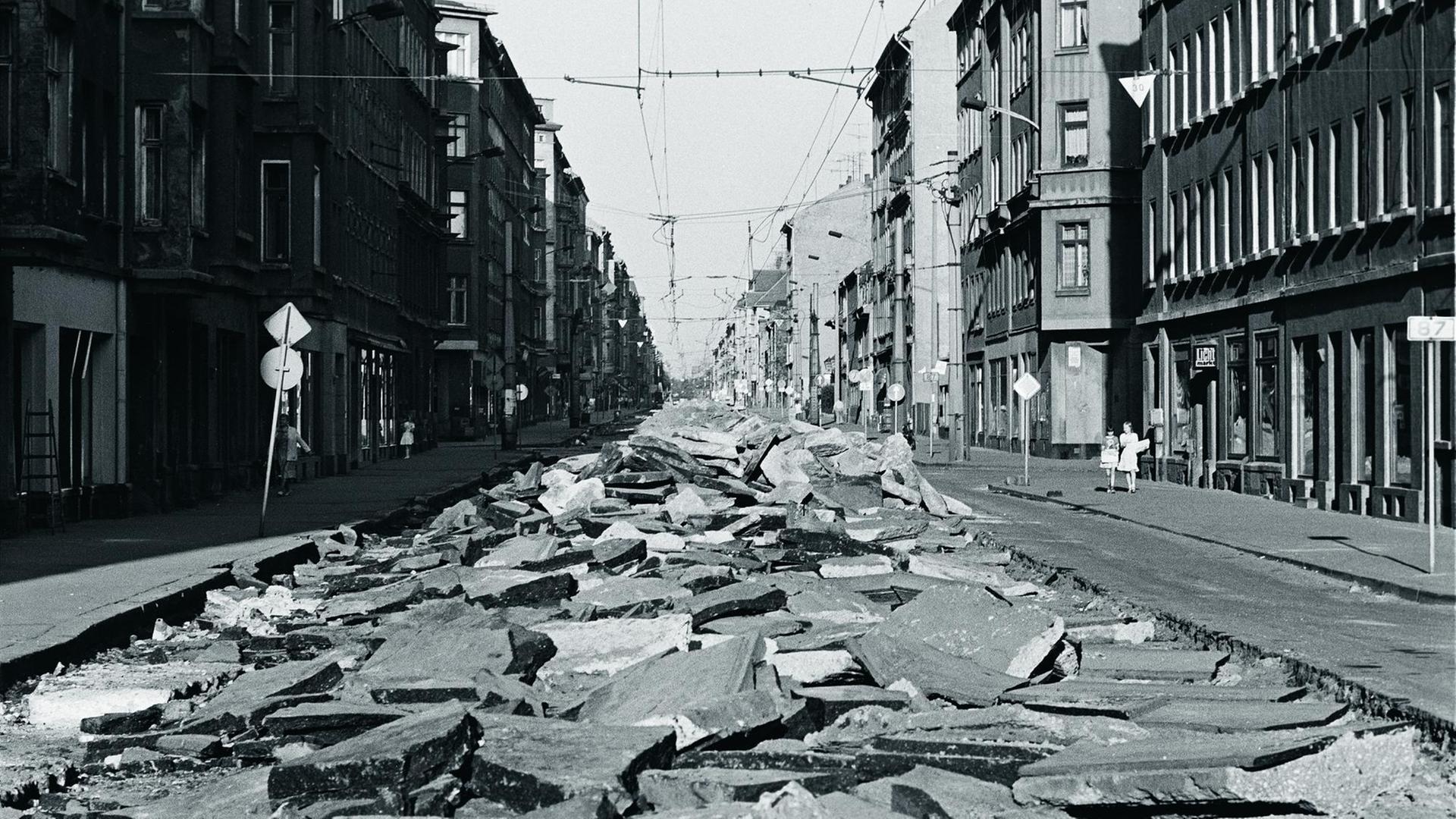 Blick auf die aufgebrochen Ernst-Thälmann-Straße in Leipzig, in der im Mai 1990 das Gleisbett ausgetauscht wurde.
