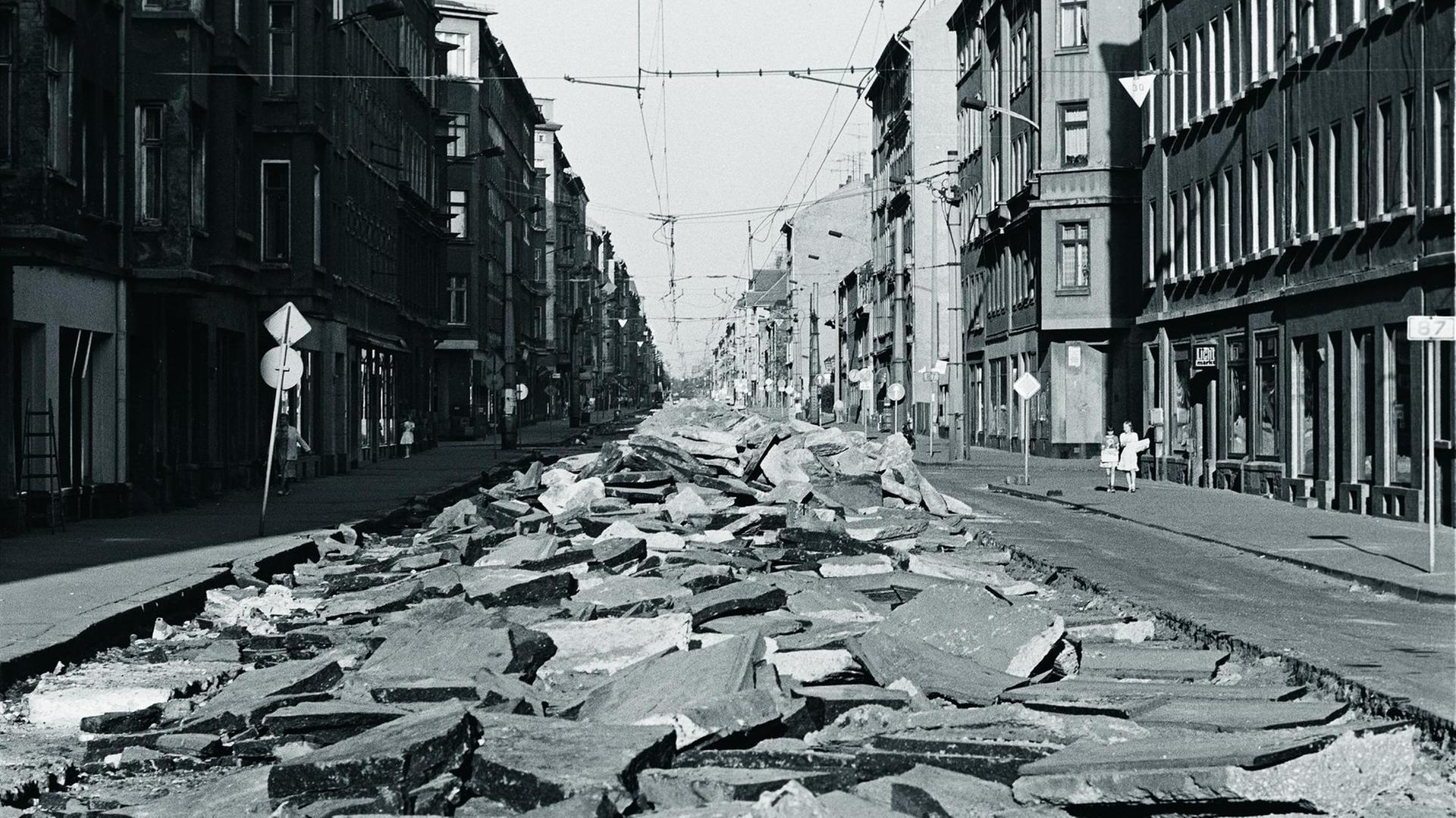 Blick auf die aufgebrochen Ernst-Thälmann-Straße in Leipzig, in der im Mai 1990 das Gleisbett ausgetauscht wurde. Blick auf die aufgebrochen Ernst-Thälmann-Straße in Leipzig, in der im Mai 1990 das Gleisbett ausgetauscht wurde.