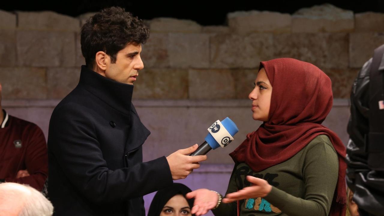 Moderator Jafaar Abdul Karim interviewt in der Sendung "Shabab Talk" eine junge Frau zum Thema "Sexuelle Belästigung" Moderator Jafaar Abdul Karim interviewt in der Sendung "Shabab Talk" eine junge Frau zum Thema "Sexuelle Belästigung"