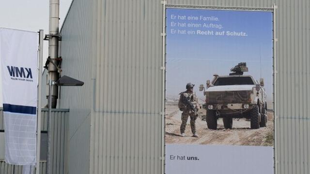 WErbung für eine Panzer ist am Gebäude der Panzerschmiede Krauss-Maffei-Wegmann (KMW) in München angebracht.