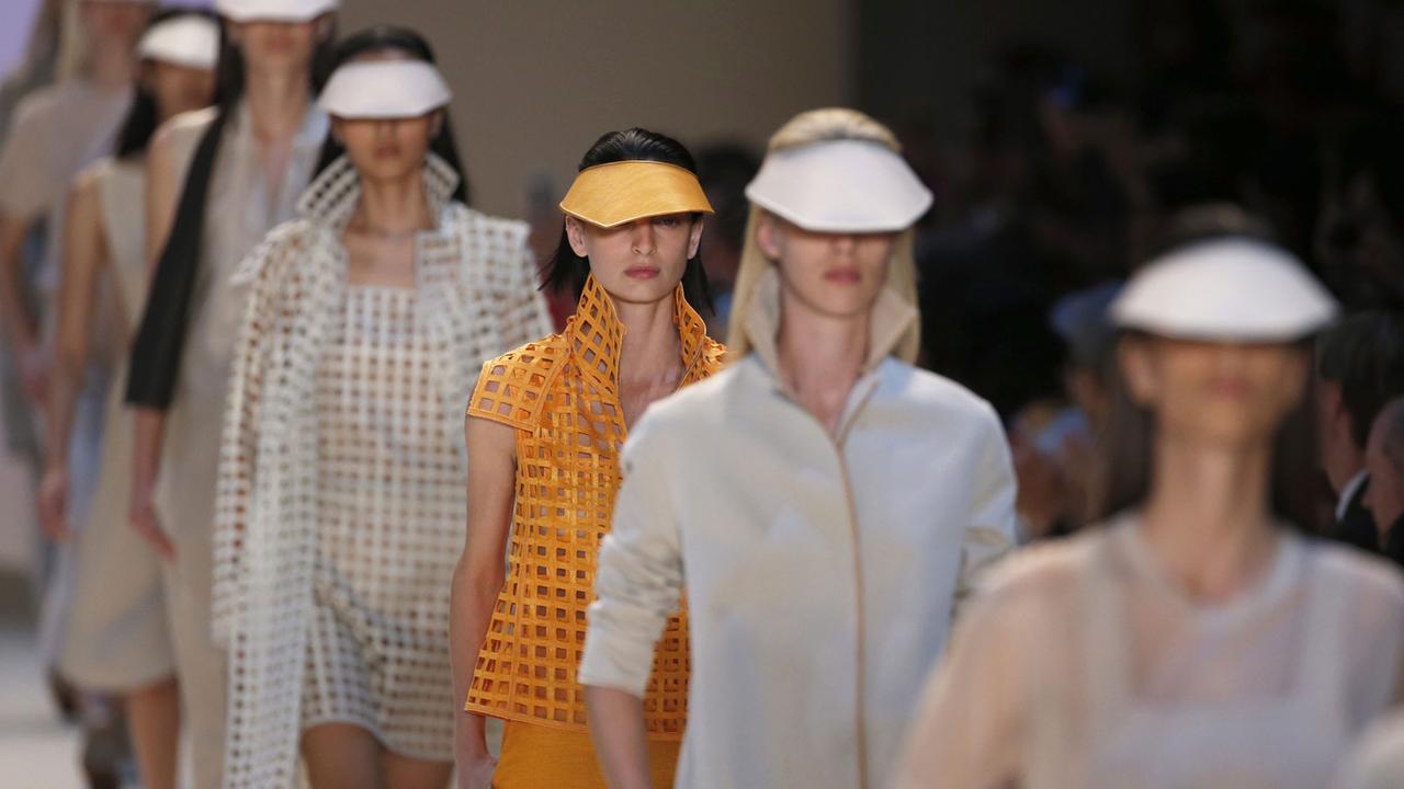 Models präsentieren die Spring/Summer 2015 Ready to Wear Collection des Schweizer Modedesigners Albert Kriemler für Akris am 28.9.2014 bei der Paris Fashion Week. Models präsentieren die Spring/Summer 2015 Ready to Wear Collection des Schweizer Modedesigners Albert Kriemler für Akris am 28.9.2014 bei der Paris Fashion Week.