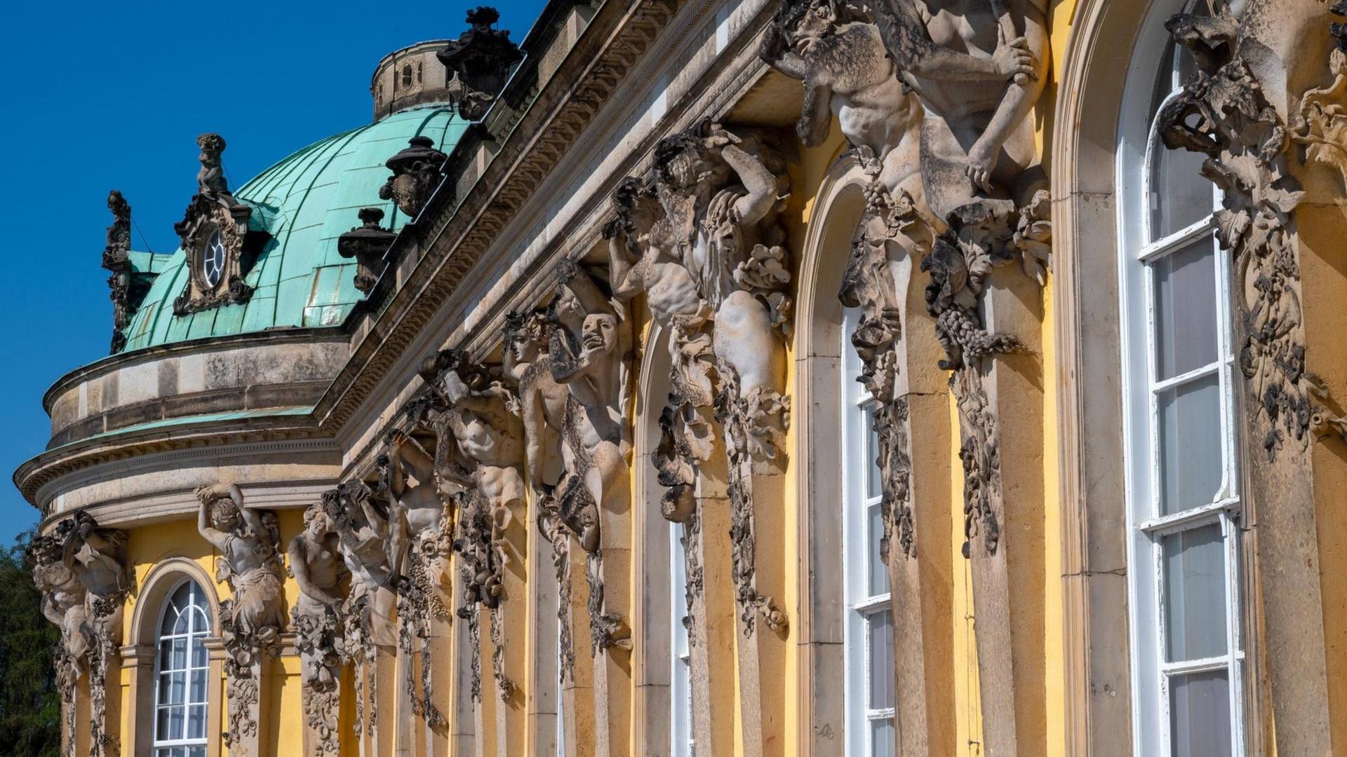 Blick auf einen Teil der Außenfassade von Schloss Sanssouci in Potsdam Blick auf einen Teil der Außenfassade von Schloss Sanssouci in Potsdam
