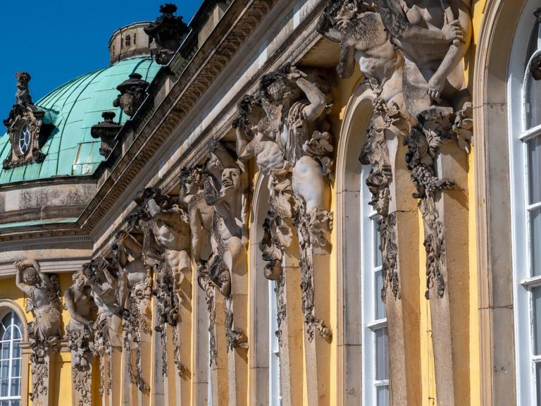 Blick auf einen Teil der Außenfassade von Schloss Sanssouci in Potsdam