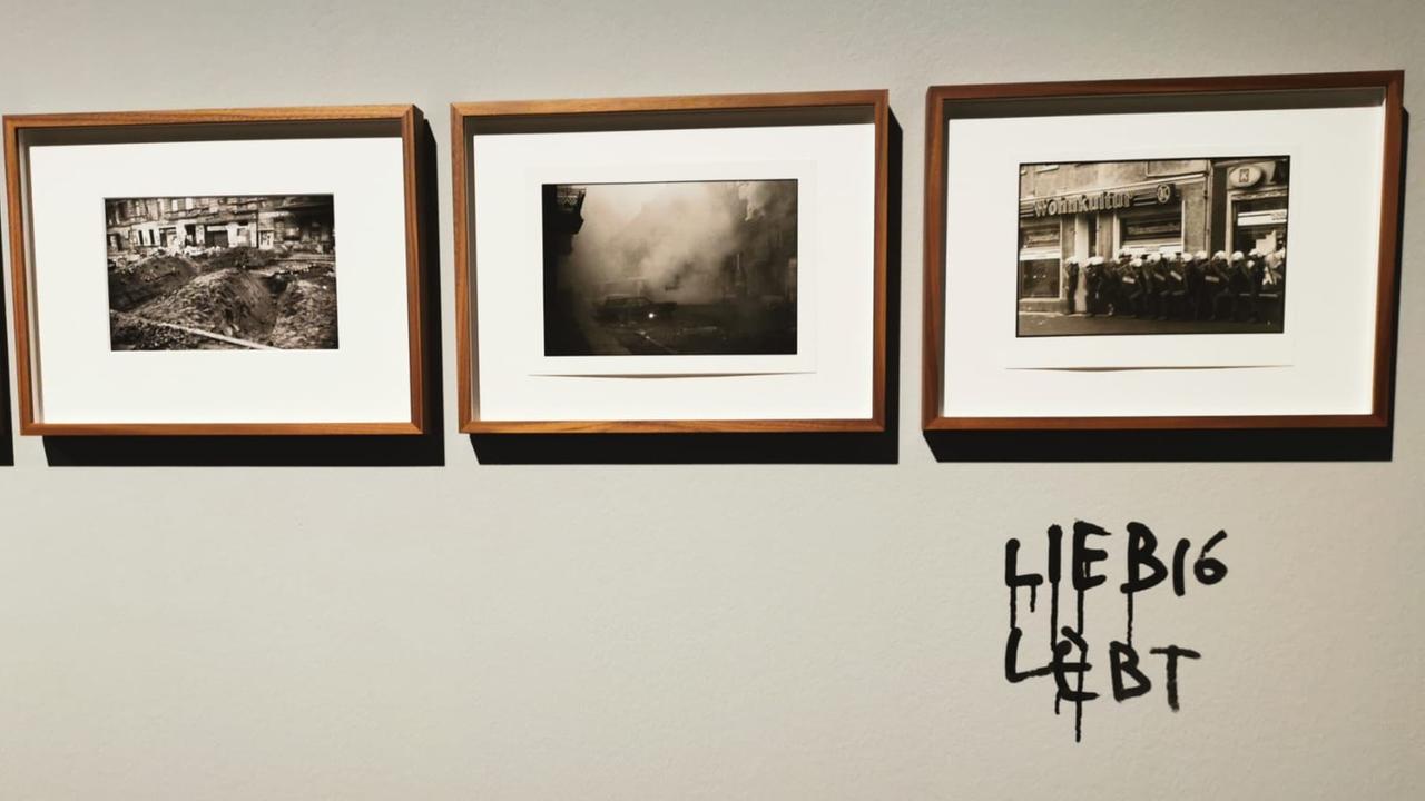 Drei gerahmte schwarz-weiß Fotografien, darunter ein mit Edding gemalter Schriftzug "Liebig lebt" Drei gerahmte schwarz-weiß Fotografien, darunter ein mit Edding gemalter Schriftzug "Liebig lebt"