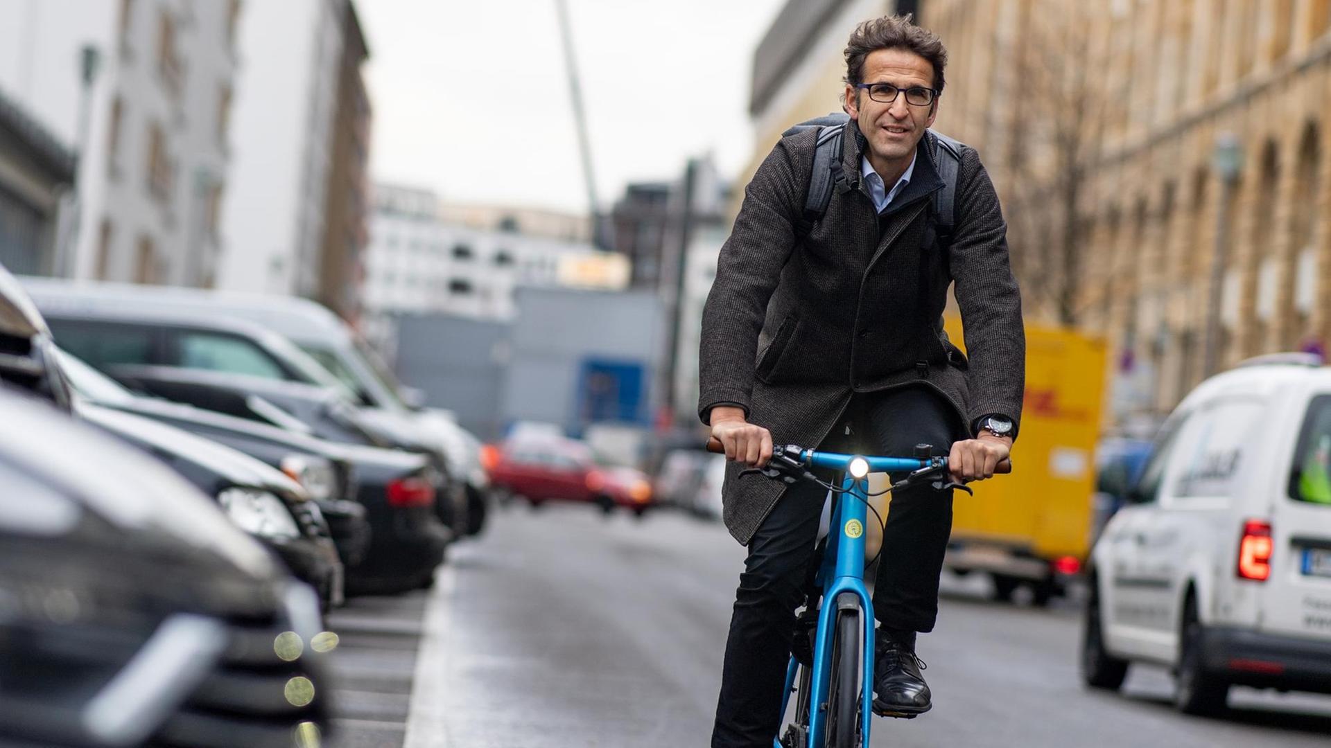 Heinrich Strößenreuther, Fahrradaktivist und Verkehrslobbyist, fährt auf seinem Fahrrad eine Straße entlang Heinrich Strößenreuther, Fahrradaktivist und Verkehrslobbyist, fährt auf seinem Fahrrad eine Straße entlang