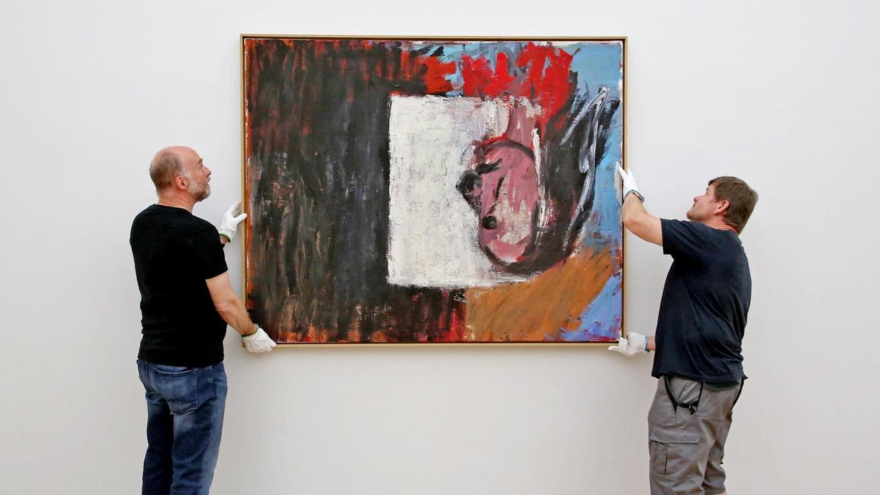 Restaurator Detlef Gösche (l) und Techniker Michael Mehlhorn nehmen am 20.07.2015 das Baselitz-Bild "Blick aus dem Fenster" in den Kunstsammlungen Chemnitz (Sachsen) von der Wand. Restaurator Detlef Gösche (l) und Techniker Michael Mehlhorn nehmen am 20.07.2015 das Baselitz-Bild "Blick aus dem Fenster" in den Kunstsammlungen Chemnitz (Sachsen) von der Wand.