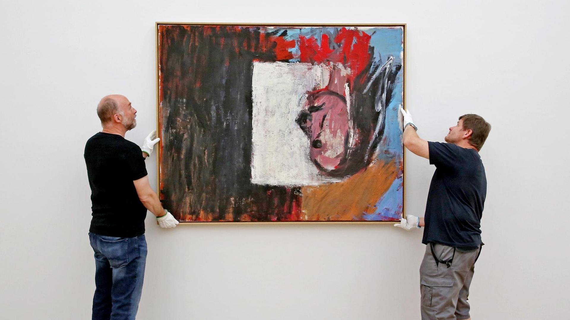 Restaurator Detlef Gösche (l) und Techniker Michael Mehlhorn nehmen am 20.07.2015 das Baselitz-Bild "Blick aus dem Fenster" in den Kunstsammlungen Chemnitz (Sachsen) von der Wand. Restaurator Detlef Gösche (l) und Techniker Michael Mehlhorn nehmen am 20.07.2015 das Baselitz-Bild "Blick aus dem Fenster" in den Kunstsammlungen Chemnitz (Sachsen) von der Wand.
