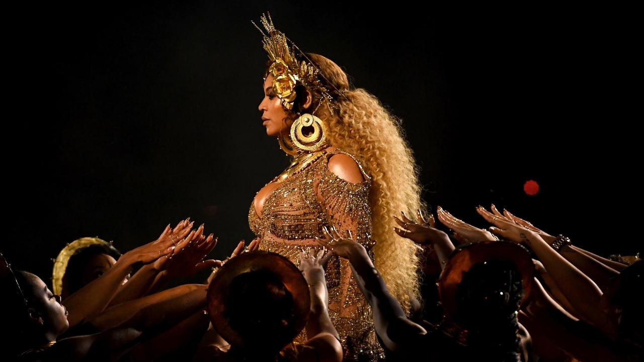 Die Sängerin Beyoncé in einem goldenen Kostüm und goldenem Strahlenkran...</p>

                        <a href=