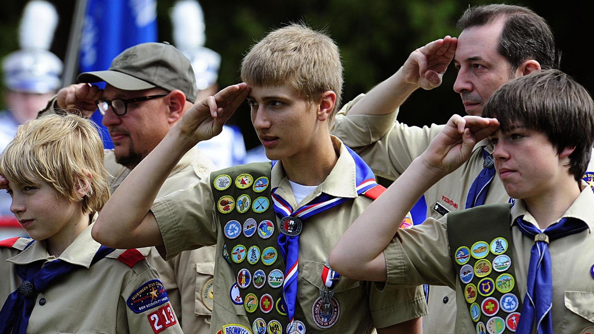 Mehrere US-Pfadfinder, die "Boy Scouts", salutieren während einer Zeremonie zum Unabhängigkeitstag. Mehrere US-Pfadfinder, die "Boy Scouts", salutieren während einer Zeremonie zum Unabhängigkeitstag.