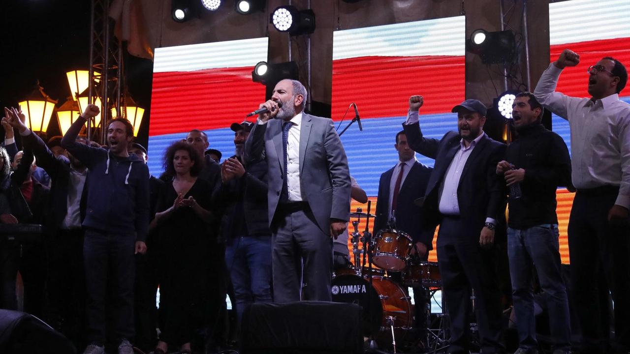 Der Oppositionsführer Nikol Pashinjan steht bei einer Protestveranstaltung in Armeniens Hauptstadt Eriwan auf der Bühne. Der Oppositionsführer Nikol Pashinjan steht bei einer Protestveranstaltung in Armeniens Hauptstadt Eriwan auf der Bühne.