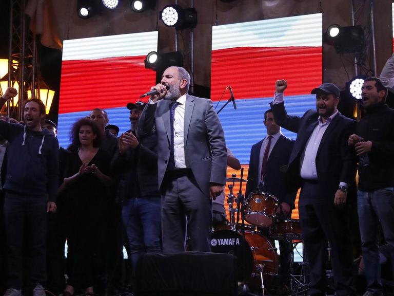 Der Oppositionsführer Nikol Pashinjan steht bei einer Protestveranstaltung in Armeniens Hauptstadt Eriwan auf der Bühne.