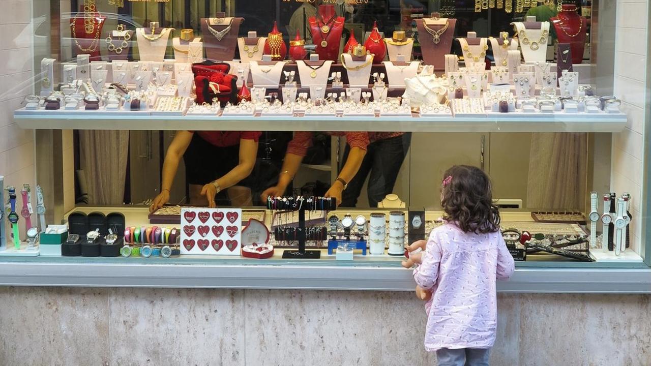 Ein Mädchen schaut in die Auslage eines Juweliergeschäftes in München Ein Mädchen schaut in die Auslage eines Juweliergeschäftes in München