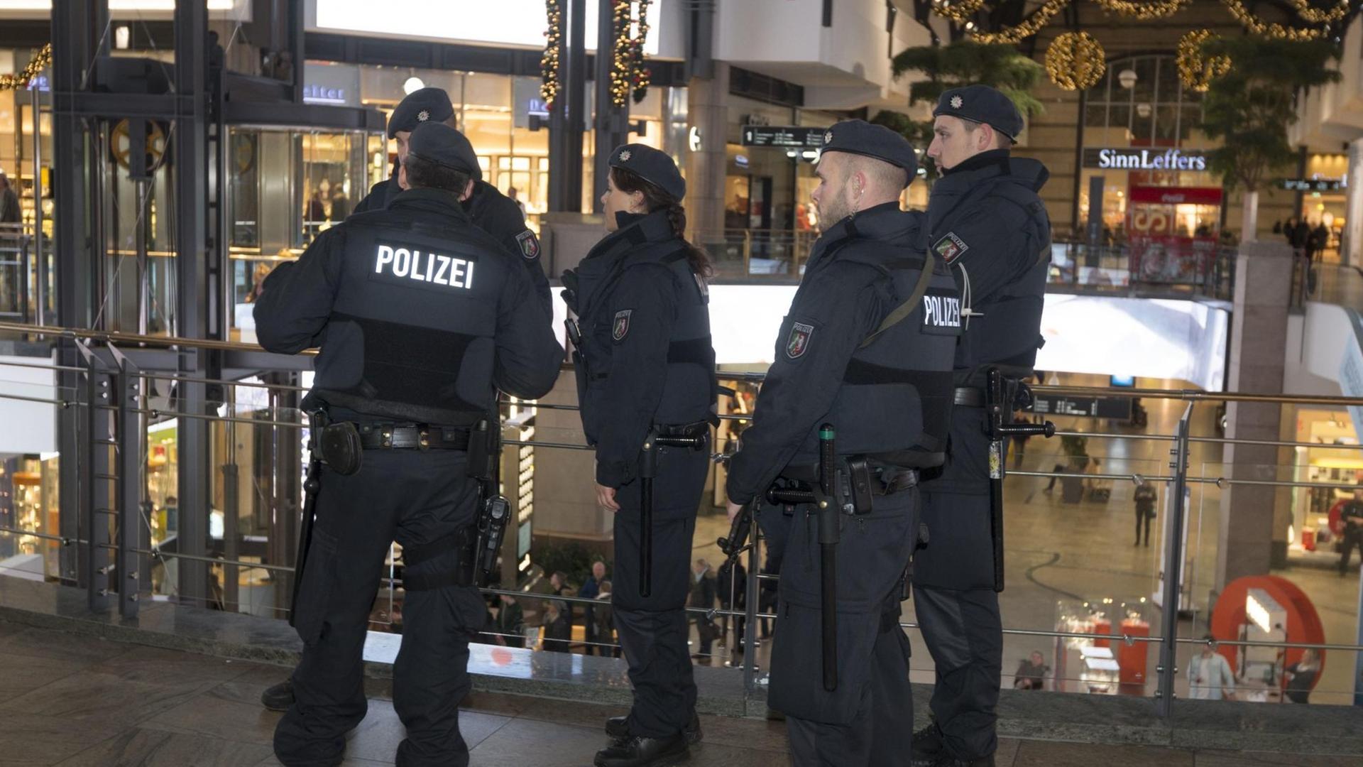 Einheiten der Polizei in Oberhausen (Nordrhein-Westfalen) während eines Einsatzes im Einkaufszentrum Centro. Einheiten der Polizei in Oberhausen (Nordrhein-Westfalen) während eines Einsatzes im Einkaufszentrum Centro.