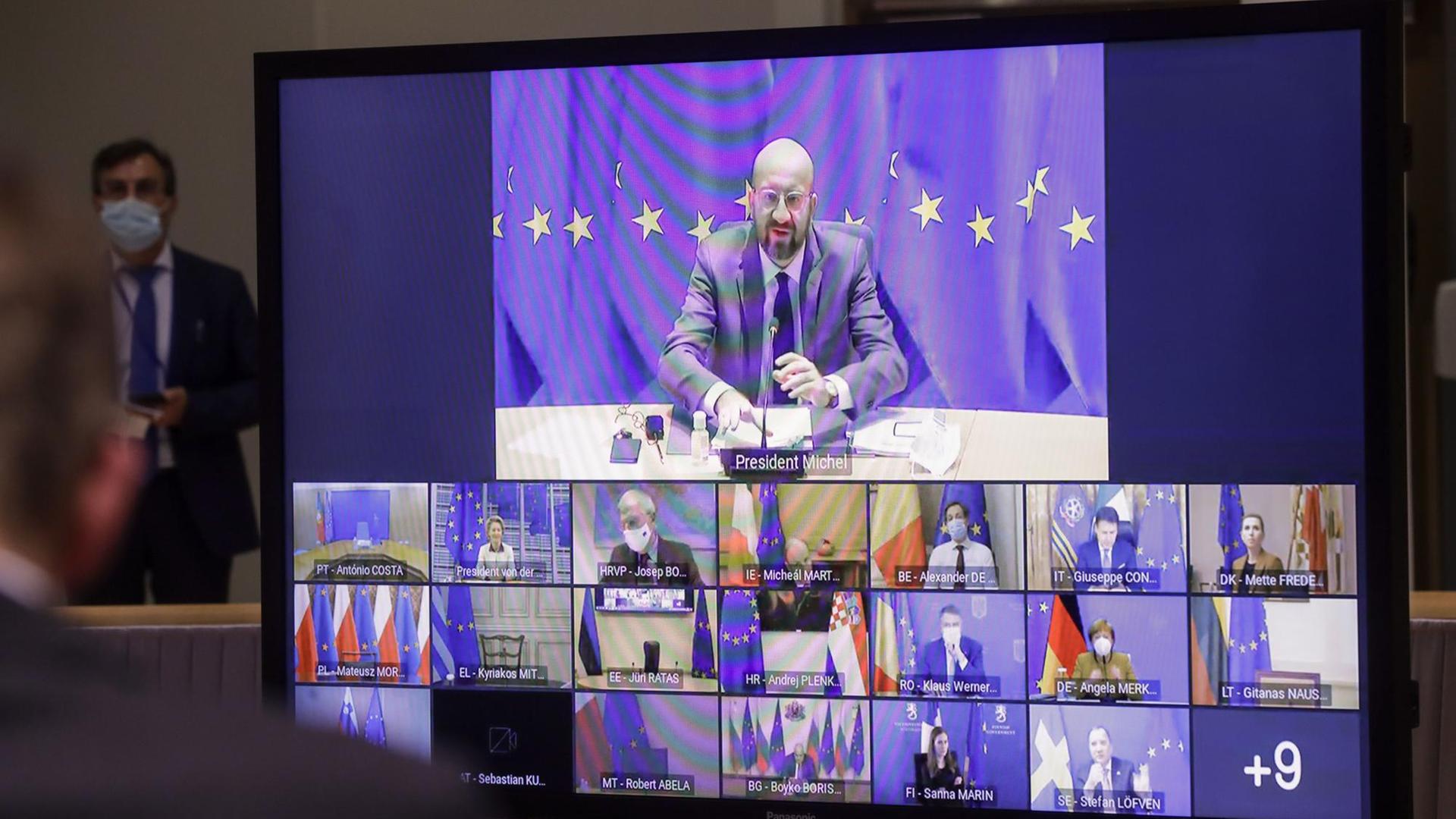 Belgien, Brüssel: Ein Bildschirm am Sitz des Europäischen Rates zeigt Charles Michel (oben), Präsident des Europäischen Rates, und die weiteren Teilnehmer des EU-Videogipfels. Belgien, Brüssel: Ein Bildschirm am Sitz des Europäischen Rates zeigt Charles Michel (oben), Präsident des Europäischen Rates, und die weiteren Teilnehmer des EU-Videogipfels.