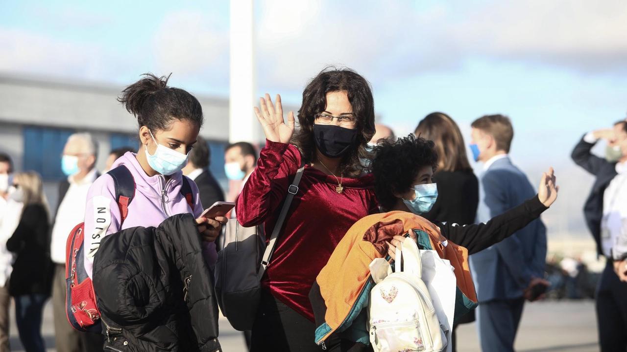 Abflug von 101 anerkannten Flüchtlingen nach Deutschland vom Flughafen in Athen im Rahmen der Umsiedlung von 1.553 Flüchtlingen und Einwanderern aus dem ehemaligen Aufnahme- und Identifikationszentrum Moria auf der griechischen Insel Lesbos am Freitag, den 16. Oktober 2020. Abflug nach Deutschland *** Departure of 101 recognised refugees to Germany from Athens airport in the context of the resettlement of 1 553 refugees and immigrants from the former reception and identification centre Moria on the Greek island of Lesbos on Friday 16 October 2020 Departure to Germany PUBLICATIONxNOTxINxGRE ANE5167782 Abflug von 101 anerkannten Flüchtlingen nach Deutschland vom Flughafen in Athen im Rahmen der Umsiedlung von 1.553 Flüchtlingen und Einwanderern aus dem ehemaligen Aufnahme- und Identifikationszentrum Moria auf der griechischen Insel Lesbos am Freitag, den 16. Oktober 2020. Abflug nach Deutschland *** Departure of 101 recognised refugees to Germany from Athens airport in the context of the resettlement of 1 553 refugees and immigrants from the former reception and identification centre Moria on the Greek island of Lesbos on Friday 16 October 2020 Departure to Germany PUBLICATIONxNOTxINxGRE ANE5167782