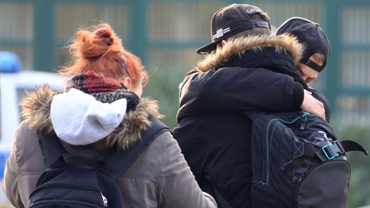 Schüler trauern am 24.03.2015 in Haltern am See (Nordrhein-Westfalen) vor dem Joseph-König-Gymnasium. Beim Absturz der Germanwings-Maschine in Frankreich sind auch Schüler und Lehrer aus dem westfälischen Haltern verunglückt. Schüler trauern am 24.03.2015 in Haltern am See (Nordrhein-Westfalen) vor dem Joseph-König-Gymnasium. Beim Absturz der Germanwings-Maschine in Frankreich sind auch Schüler und Lehrer aus dem westfälischen Haltern verunglückt.