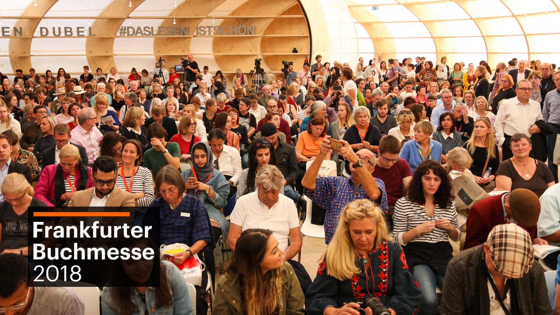 Der gut gefüllte Frankfurt Pavillon auf der Buchmesse 2018 Der gut gefüllte Frankfurt Pavillon auf der Buchmesse 2018