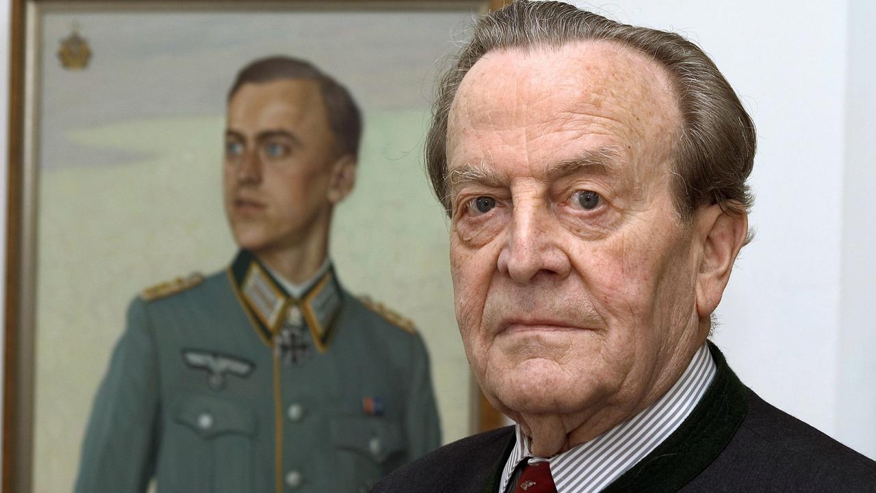 Philipp Freiherr von Boeselager steht in seinem Haus in Altenahr-Kreuzberg vor einem Gemälde. Philipp Freiherr von Boeselager steht in seinem Haus in Altenahr-Kreuzberg vor einem Gemälde.