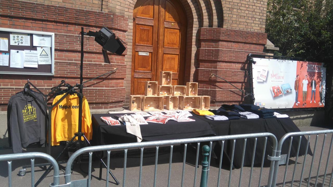 Die französische Bewegung "Hopeteen" versucht, junge Leute für den katholischen Glauben zu begeistern. Dazu gehört das entsprechende Outfit. Die französische Bewegung "Hopeteen" versucht, junge Leute für den katholischen Glauben zu begeistern. Dazu gehört das entsprechende Outfit.
