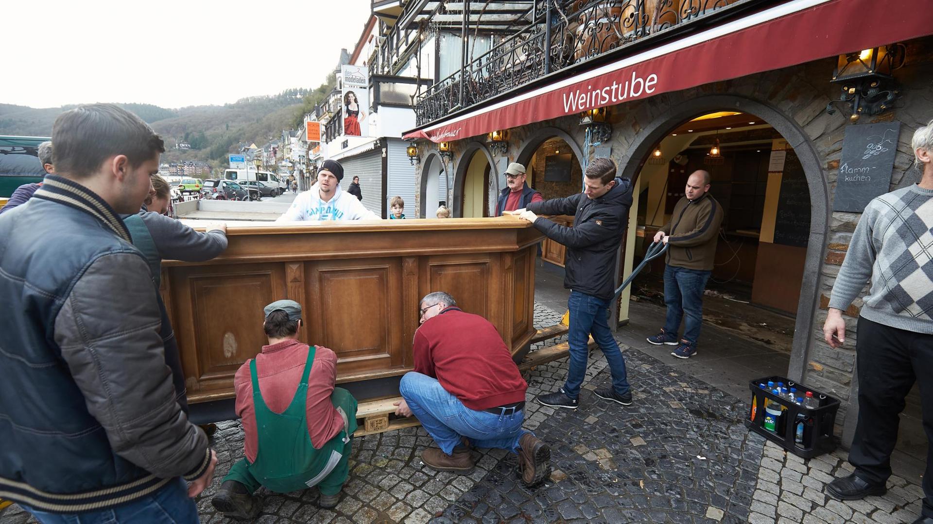 Arbeiter räumen am 05.01.2018 in Cochem (Rheinland-Pfalz) Einrichtungsgegenstände aus einem moselnahen Lokal. Arbeiter räumen am 05.01.2018 in Cochem (Rheinland-Pfalz) Einrichtungsgegenstände aus einem moselnahen Lokal.